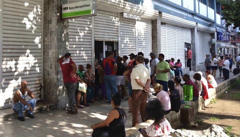 Cubanos aglomerados para entrar a un banco en La Habana.