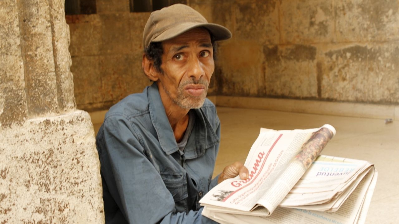Un cubano vendiendo periódicos en La Habana.