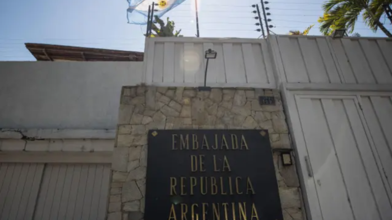 Fachada de la Embajada de Argentina en Venezuela.