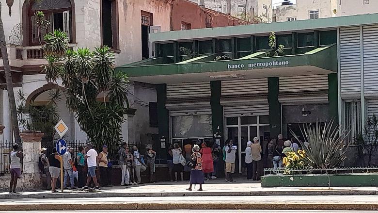 Cola en un banco de La Habana.
